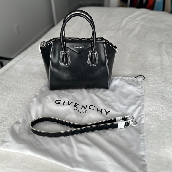 GIVENCHY ANTIGONA BLACK WITH WHITE STITCHING - Picture 2 of 3